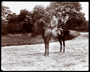 Retrato de Otto Kahn posando en un caballo en el sendero ecuestre en Central Park, Nueva York, 1907